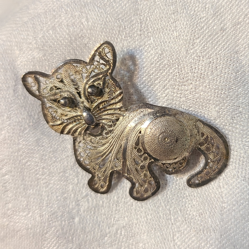 Filigree silver cat fox pin brooch
